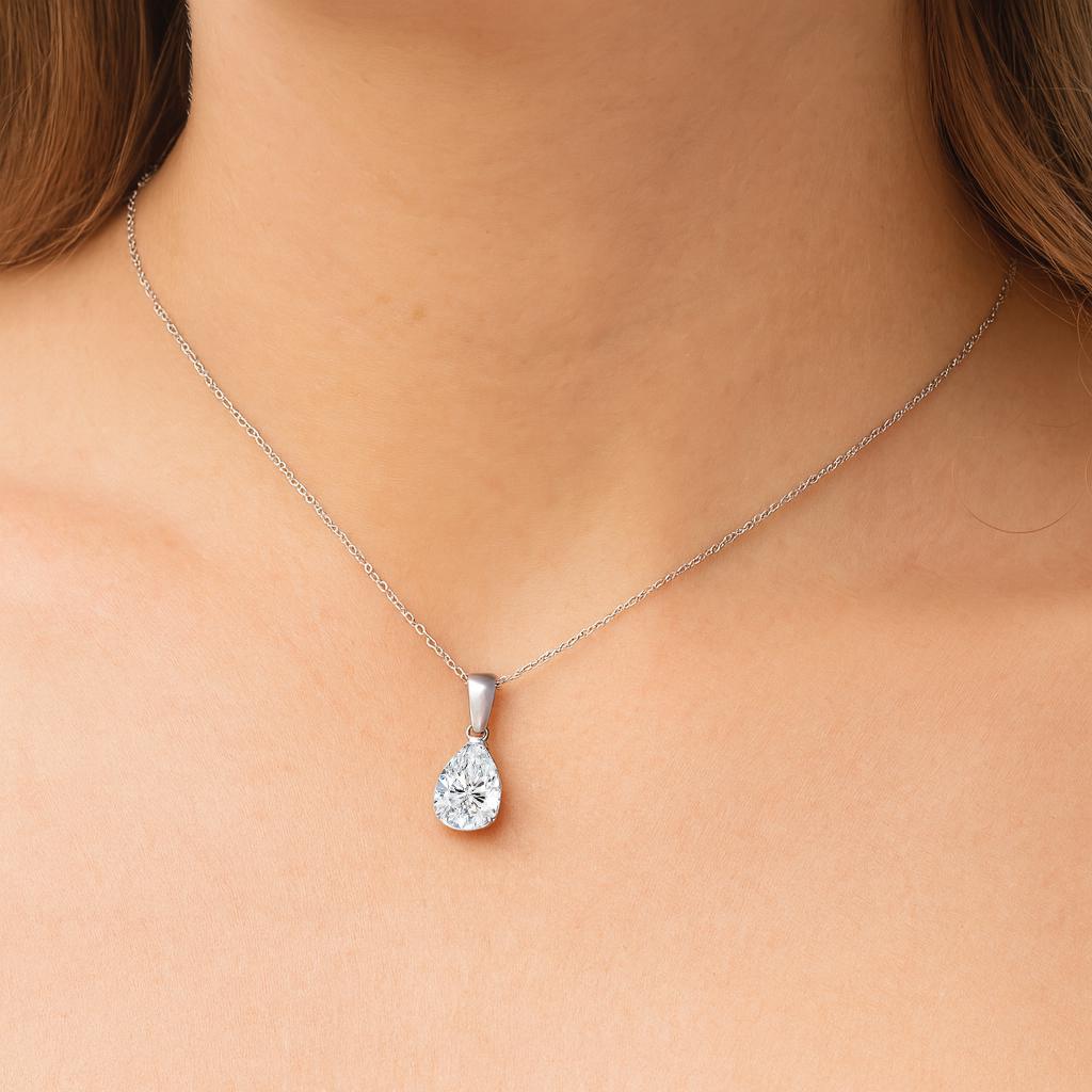 Pear Shape Lab diamond pendant Dubai